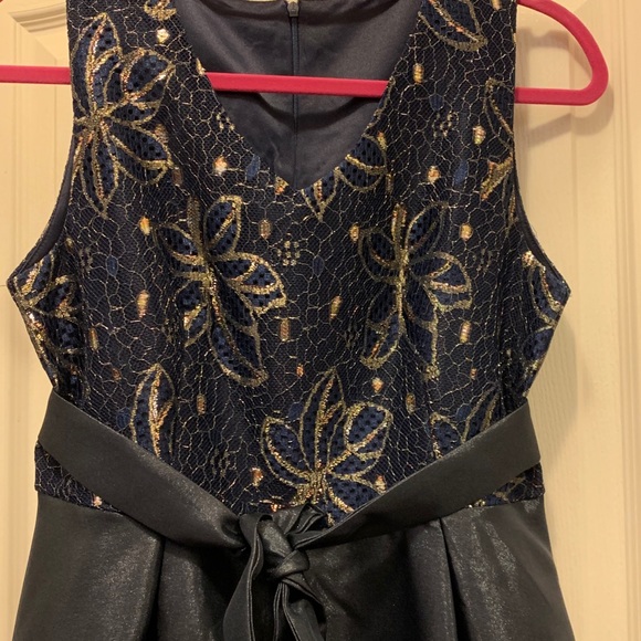 Simple but elegant evening dress. - Picture 2 of 4